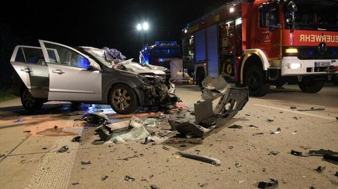 Feuerwehr an Unfallstelle auf einer Autobahn