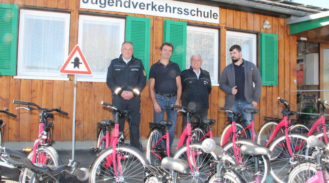 Über die neue Fahrrad-Flotte auf dem Münsinger Verkehrsübungsplatz freuen sich Stefan Schwörer (links) von der Verkehrspräventio