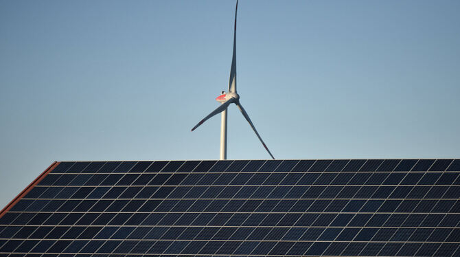 Wind oder Sonne? Inzwischen hat sich die Hoffnung auf der Alb in Richtung Fotovoltaik verlagert.  FOTO: DPA