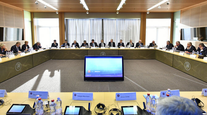 Eine Sitzung des Exekutivkomitees im UEFA Hauptquartier vor der Entscheidung über EM-Gastgeber 2024 zwischen Deutschland und der
