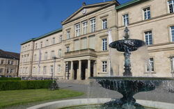 An der Uni Tübingen, hier die Neue Aula, freut man sich darüber, dass drei der fünf beantragten Froschungscluster den Exzellenz-