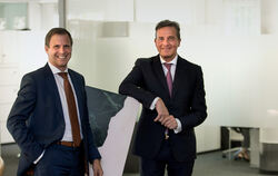Michael Reuther (rechts), Firmenkunden-Vorstand der Commerzbank, zu Besuch bei der Niederlassung Reutlingen und deren Firmenkund