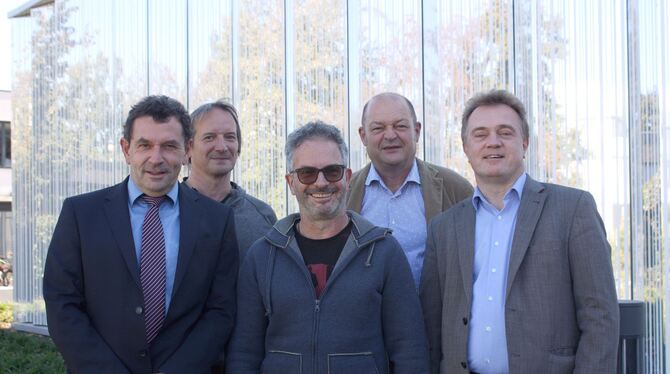Dr. Ulrich Bausch, Andreas Roth, Enrico Urbanek, Matthias Schmied und Cornelius Grube (von links) vor Fassade des Theaters Die T