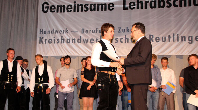 Kreishandwerksmeister Dieter Laible überreichte mit Geschäftsführer Ewald Heinzelmann, Obermeisterkollegen und Mitgliedern der