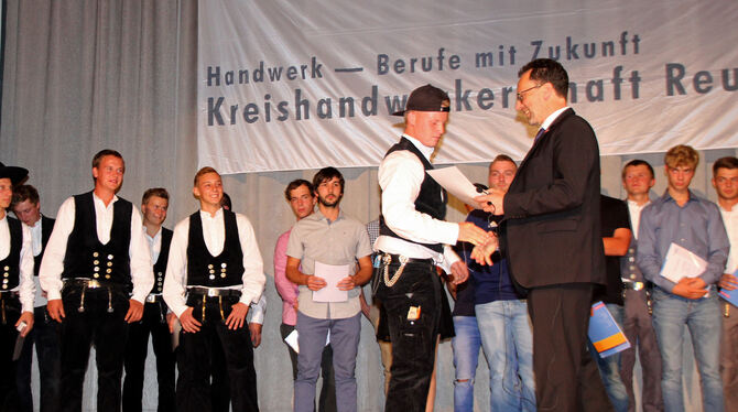 Kreishandwerksmeister Dieter Laible überreichte bei der Lehrabschlussfeier der Kreishandwerkerschaft die Gesellenbriefe an die P