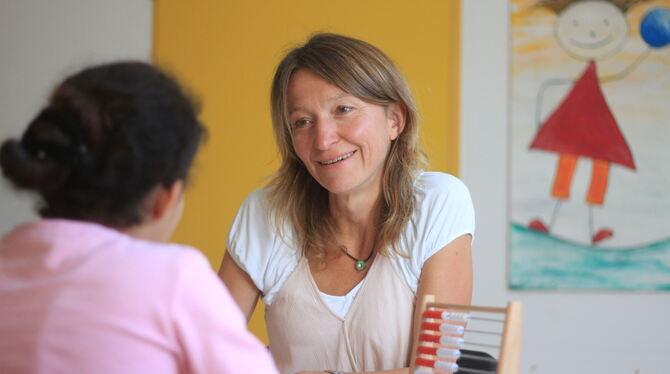 Als Lerntherapeutin hilft Susanne Burkhardt an der Uracher Barbara-Gonzaga-Gemeinschaftsschule Kindern mit Legasthenie und Dyska