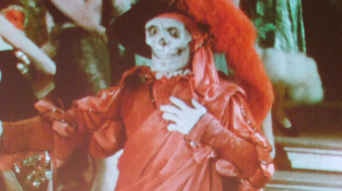 Der »Rote Tod« betritt die Tanzfläche des Maskenballs im Stummfilm »Das Phantom der Oper«. FOTO: WURSTER