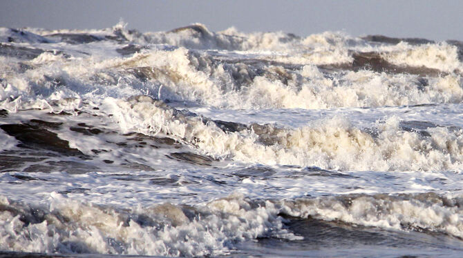 Die Folgen des Klimawandels: Die Nordsee wird immer gewaltiger, nicht ganz einfach für die Inseln.  FOTO: DPA