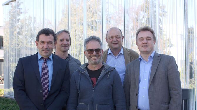 Dr. Ulrich Bausch, Andreas Roth, Enrico Urbanek, Matthias Schmied und Cornelius Grube (von links) vor der Spiegelfassade des The