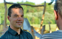 Kam mit dem Elektroauto zum neuen Wannweiler Spielplatz »Im Grieß«: Der 37-jährige Michael Hagel, der von den Grünen unterstützt