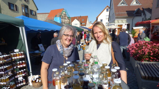 32 Sirups hatte Ulrike Frick (links) im Angebot. Die Marktbesucher probierten sich munter durch die bunte Palette.  FOTO: BÖRNER