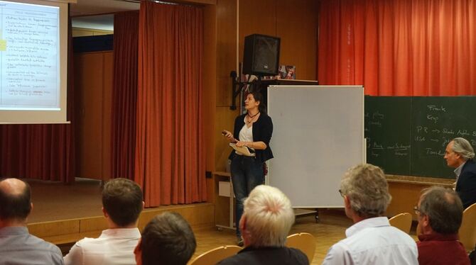 Öffentliche Workshops in der Schloss-Schule für die Bürgerbeteiligung bei der Ortsentwicklung in Gomaringen, hier stellt Theresa