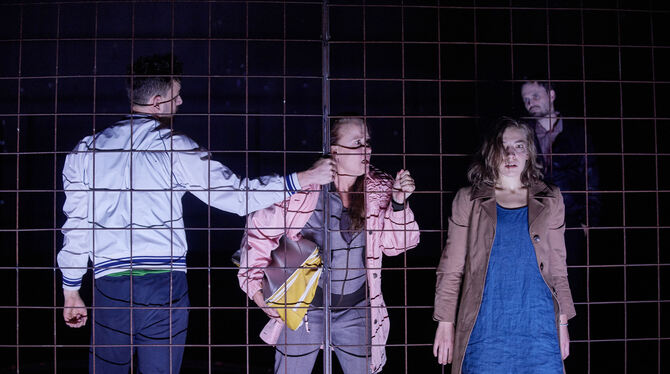 Jürgen Herold, Susanne Weckerle, Florenze Schüssler und Stephan Weber (von links) in einer Szene aus »Die letzte Karawanserei«