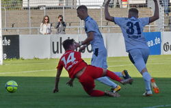 Der Ex-Reutlinger Sebastian Gleißner (rechts) bringt den Reutlinger Raphael Schneider zu Fall. Schneider verwandelt den Strafsto