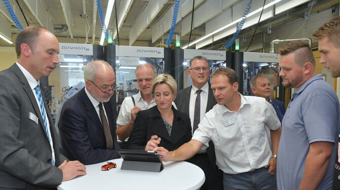 Lernfabrik 4.0 in der Steinbeis-Schule: Jürgen Raiser  (im weißen Hemd) erklärt Ministerin Nicole Hoffmeister Kraut, Landrat  Th