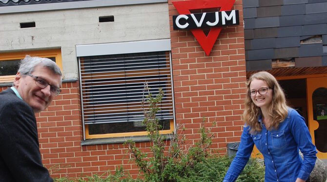 Ellen Engel kickert gerne, hier mit Pfarrer Albrecht Schäfer von der Martinskirchen-Gemeinde.   FOTO: PFISTERER