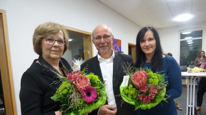 Blumen für die scheidende Johanna Kruppa (links) und ihre Nachfolgerin Anja Christel hat VHS-Vorstand Dieter Kuhn mitgebracht.