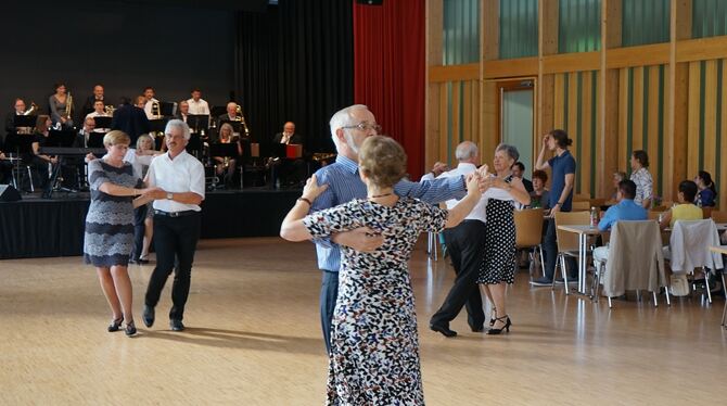 Ein Tanztee mit dem Musikverein Gomaringen in Verbindung mit einem Kabarettprogramm in den Verschnaufpausen gab es zur Feier des