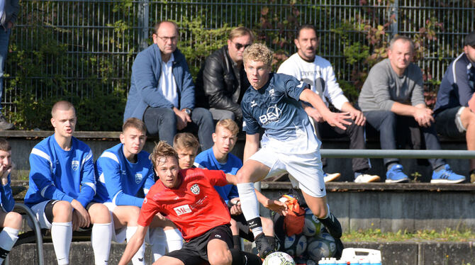 Lukas Klemenz (rechts) vom VfL Pfullingen blieb im Spitzenspiel der B-Junioren-Verbandsliga gegen Max Bühler vom SSV Reutlingen