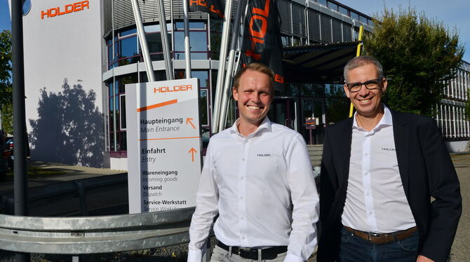 Die Geschäftsführung der Max Holder GmbH, Christian Mayer (links) und Vorsitzender Andreas Vorig, vor dem neuen Firmensitz im ge