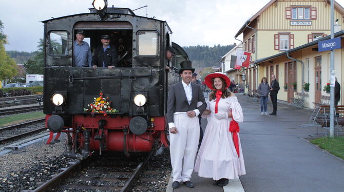 Reisen wie vor 125 Jahren: Nicht nur der Zug, sondern auch Schauspieler versetzten die Passagiere der Jubiläums-Reise zurück in