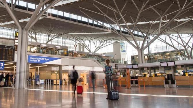 Vereinzelte Gäste im Flughafen Stuttgart