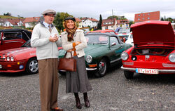 Stilvoll gekleidet kamen Oldtimer-Fans zum Engstinger Roller- und Kleinwagentreffen. FOTOS: LEIPPERT