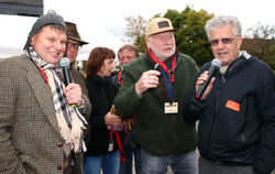 Der Oldtimer-Liebhaber und Mitinitiator des Kleinwagentreffens Martin Sauter (rechts) im Gespräch mit Moderator Lothar Enderle,