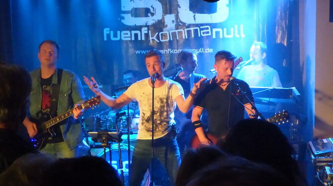 Live-Musiknacht: die Band fuenfkommanull im rappelvollen Bräustüble.  FOTO: BÖRNER