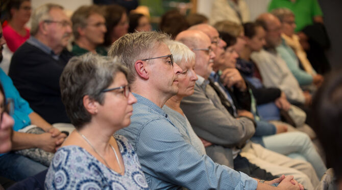 Konzentriertes Zuhören: Das Interesse der Wannweiler an den Bürgermeisterkandidaten war groß.  FOTOS: TRINKHAUS/NIETHAMMER