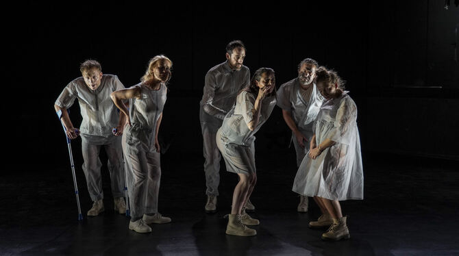 Die Figuren agieren in grauer Einheitskluft: Szene aus Juliane Kanns Inszenierung von Brechts »Antigone«-Adaption.  FOTO: LTT/