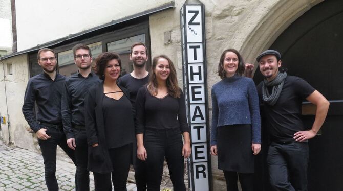 Die neuen Zimmertheater-Intendanten Peer und Dieter Ripberger (von links) mit den Ensemblemitgliedern Nina Karimy, Mario Högeman