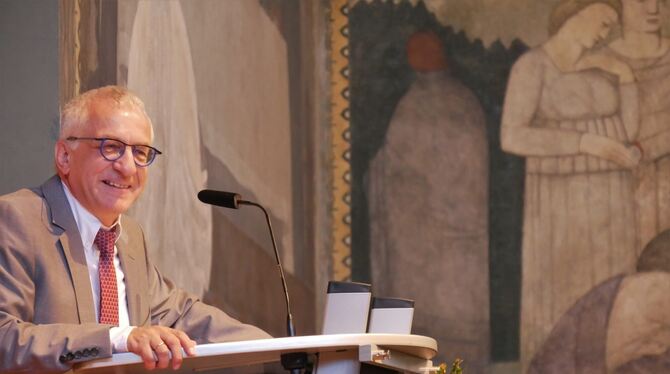 Dieter Möhler wurde in den Pfullinger Hallen als neuer Chef des Finanzamts Reutlingen offiziell eingesetzt.   FOTO: LEISTER