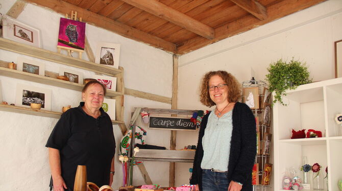 Im Hühnerstall in Dapfen: Bärbel Hölzl (links) kann hier ihre Patchworkarbeiten zeigen. Iris Huber-Steeb freut sich darauf, Kuns