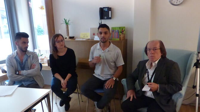 Wael Alsade, Ardiola Tafe und Zaher Aldoubi (von links) berichten im Weltcafé von ihren Erfahrungen, Kreisjugendamtsleiter Reinh
