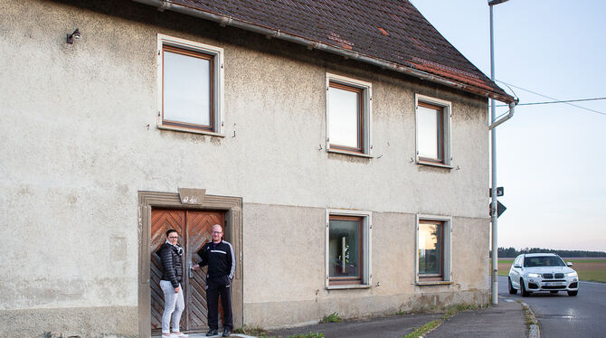 Dieses Haus direkt an der Bundesstraße in Tigerfeld steht unter Denkmalschutz – Stefan Geiselhart und Monika Müller durften es d