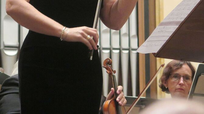 Isabelle van Keulen spielte Sofia Gubaidulinas Violinkonzert »Offertorium«.  FOTO: STRÖHLE