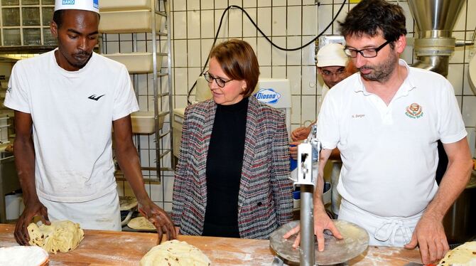 Der gebürtige Nigerianer Anwar Albrnaoy macht eine Lehre bei Bäckermeister Hubert Berger. Staatsministerin Annette Widmann-Mauz