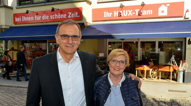 Fritz Haux und Andrea Blume schließen ihr Geschäft im Januar.  FOTO: NIETHAMMER