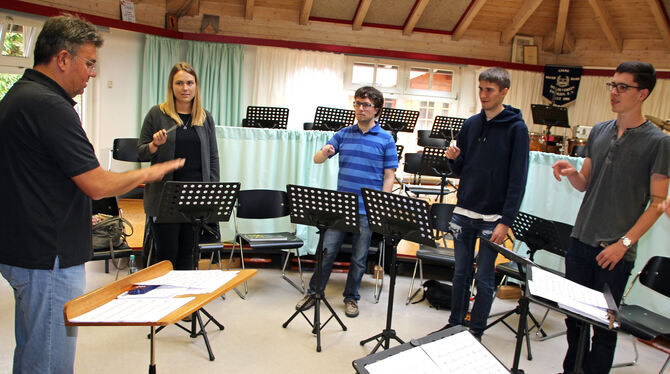 Thomas Wunder (links) macht es vor, die Dirigenten-Aspiranten machen es nach.  FOTO: OLE