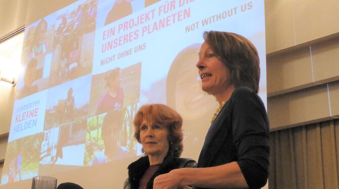 Die Filmemacherin Sigrid Klausmann (links) und Moderatorin Kariane Höhn waren zu Gast bei Reutlingens Soroptimistinnen. FOTO: BE