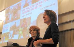 Die Filmemacherin Sigrid Klausmann (links) und Moderatorin Kariane Höhn waren zu Gast bei Reutlingens Soroptimistinnen. FOTO: BE