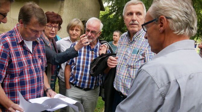 Albert Mollenkopf (rechts) erläuterte den Spaziergängern die Bedeutung der Klosterkirche und die Pläne für deren kulturelle Nutz