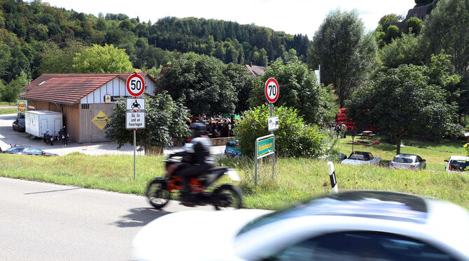 Tempo 50 für Motorradfahrer, Tempo 70 für Autos: Die Geschwindigkeitsbegrenzung für Biker, die im Lautertal (hier Bichishausen)