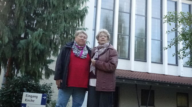 Helga Zundel (rechts) und Ingeborg Kromer sind mit den Vorbereitungen fürs Jubiläumsfest beschäftigt. Ihnen zur Seite steht Gise