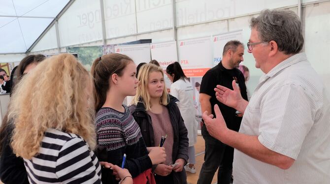 Schülerinnen der Französischen Schule in Tübingen informieren sich über den Beruf des Metzgers.