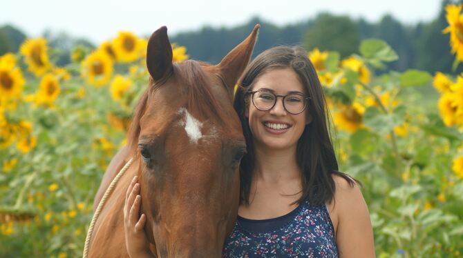 Leonie Schädler mit ihrem Quarter-Horse Wallach »Field Of Force«. FOTO: PRIVAT
