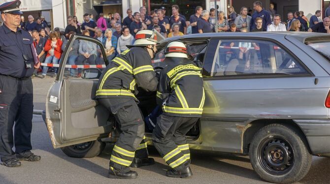 Die Rettung von »Unfallopfern« war nur einer von vielen Teilen der großen Feuerwehrleistungsprüfung in Neckartailfingen. FOTO: F