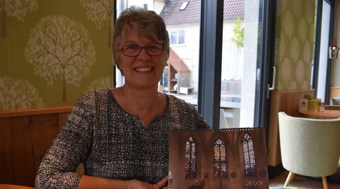 Ilona Lachenmaier zeigt den Kalender des Fördervereins Gotische Jakobuskirche Wankheim. FOTO: IST