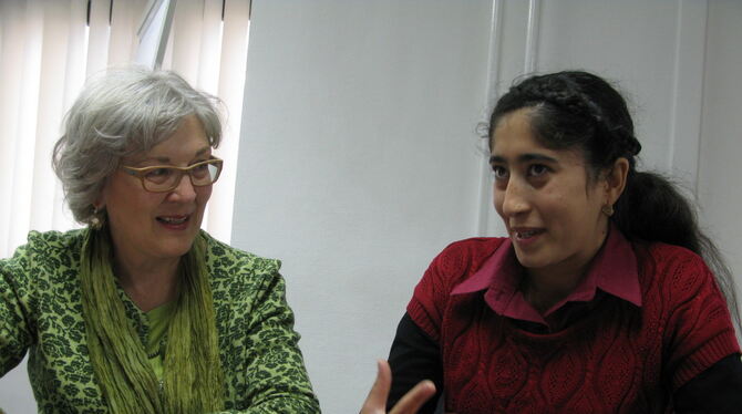 Lydia Pautzke (links) und Shahnoza Sulaimanova sprachen mit dem GEA über ihre Arbeit in Duschanbe. FOTO: GEUPEL